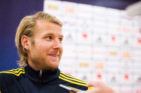 Ola Toivonen pratar med media i mixed zone