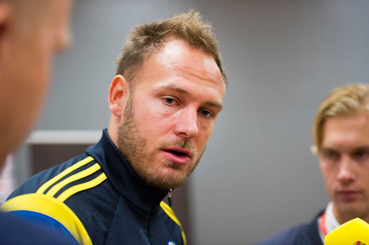 Andreas Granqvist pratar med media i mixed zone