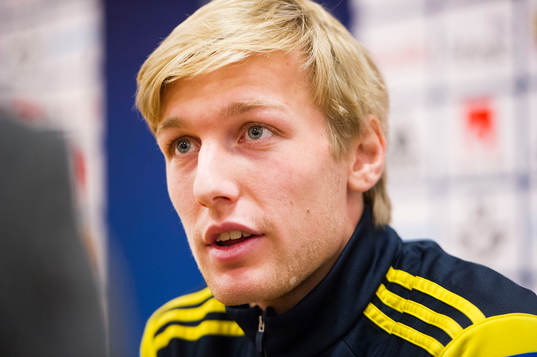 Emil Forsberg pratar med media i mixed zone