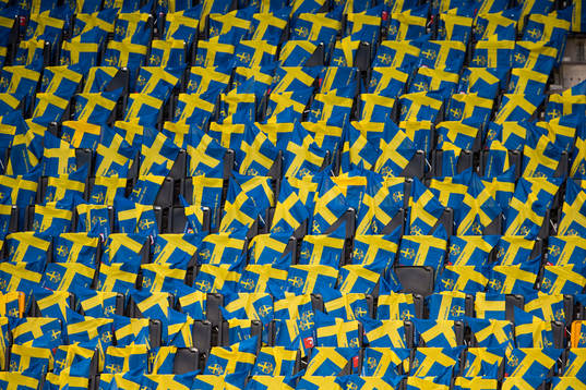 Svenska flaggor ligger utlagda på läktaren