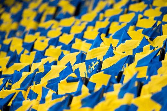 Svenska flaggor ligger utlagda på läktaren