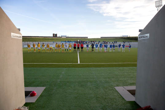 Spelarentré till fotbollsmatchen i division ett Södra på