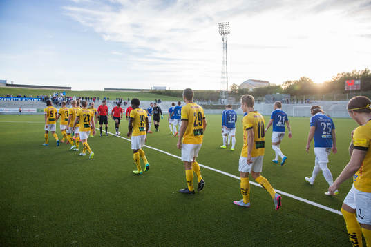 Spelarentré till fotbollsmatchen i division ett Södra på