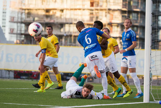 Trelleborgs Salif Jönsson och Lunds målvakt Markus Norman