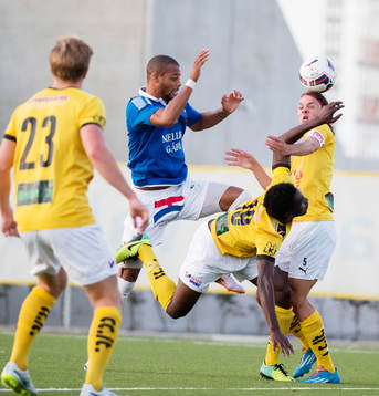 Trelleborgs Salif Camara Jönsson och Lunds Jesper Modig,