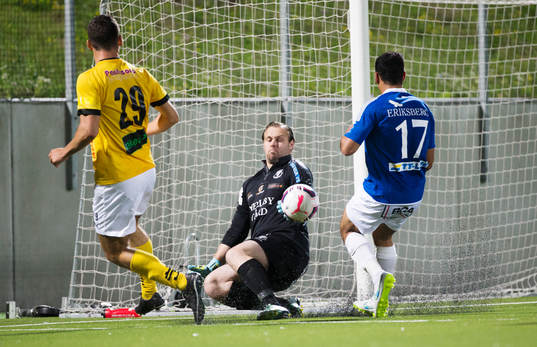 Trelleborgs målvakt Fredrik Persson och Ali Jasim och