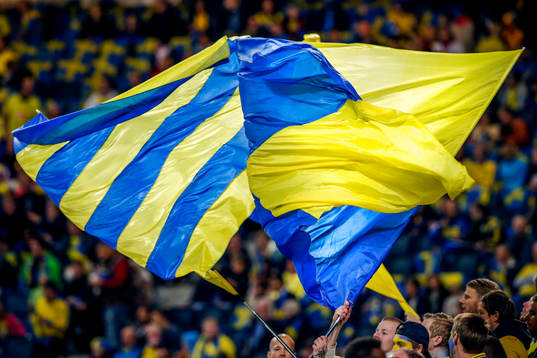 Svenska flaggar före fotbollsmatchen i EM-kvalet mellan