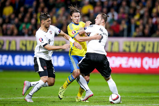 Sveriges Albin Ekdal försöker ta sig förbi Österrikes