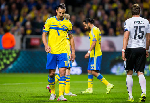 Sveriges Zlatan Ibrahimovic ser deppig ut