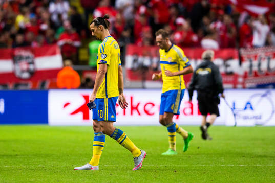 Sveriges Zlatan Ibrahimovic ser deppig ut när han lämnar
