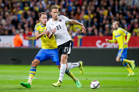 Sveriges Andreas Granqvist och Österrikes Marc Janko