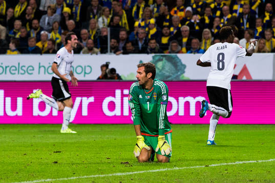 Sveriges målvakt Andreas Isaksson deppar