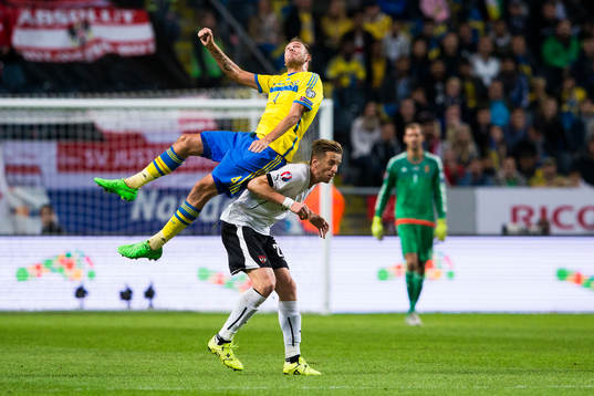 Sveriges Andreas Granqvist i en nickduell med Österrikes