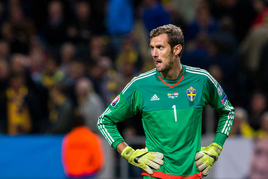 Sveriges målvakt Andreas Isaksson deppar