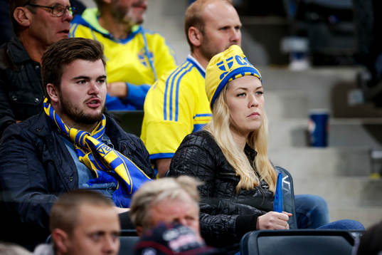 Svenska supportrar deppar på läktaren