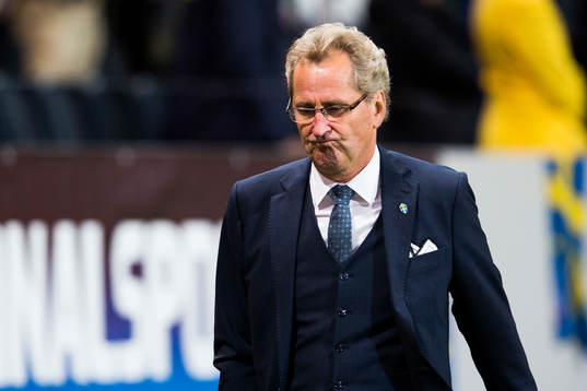 Sveriges förbundskapten Erik Hamrén serbekymrad ut