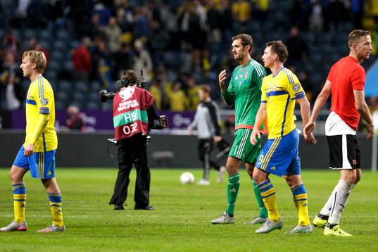 Sveriges målvakt Andreas Isaksson och Kim Källström