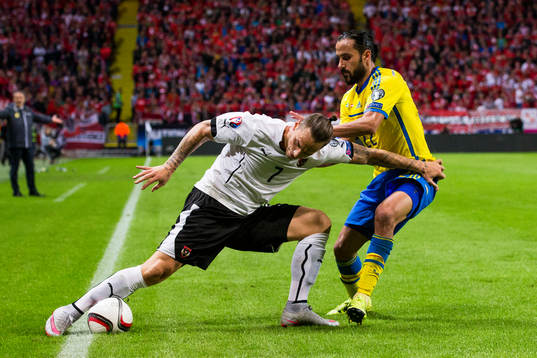 Österrikes Marko Arnautovic Sveriges Erkan Zengin i kamp