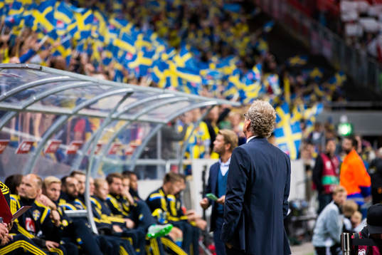 Sveriges förbundskapten Erik Hamrén tittar upp på