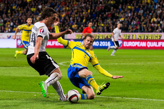 Österrikes Julian Baumgartlinger och Sveriges Mikael