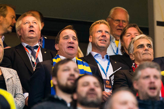 Sveriges Statsminister Stefan Löfven sjunger med i