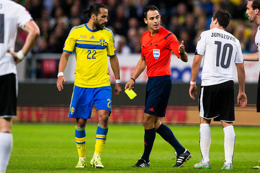 Sveriges Erkan Zengin, domare Miroslav Tulinger och