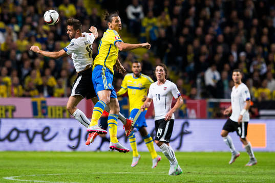 Österrikes Marek Harnik i en nickduell med Sveriges Zlatan