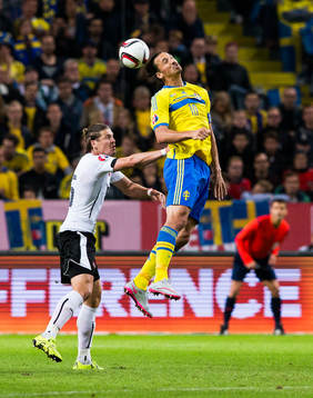 Österrikes Sebastian Prödl och Sveriges Zlatan Ibrahimovic