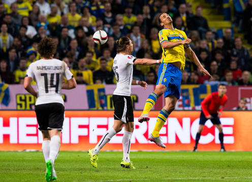 Österrikes Sebastian Prödl och Sveriges Zlatan Ibrahimovic