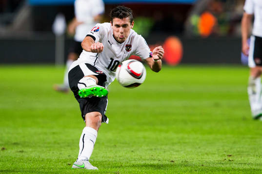 Österrikes Zlatko Junuzovic med ett skott