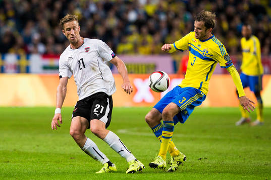 Österrikes Marc Janko och Sveriges Mikael Antonsson