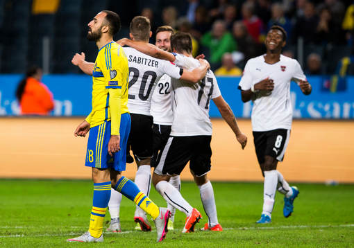 Sveriges Abdul Khalili deppar medan Österrikes spelare