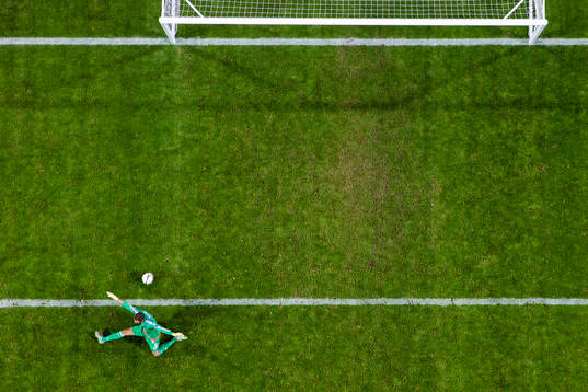 Sveriges målvakt Andreas Isaksson släpper förbi bollen