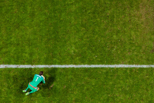 Sveriges målvakt Andreas Isaksson deppar