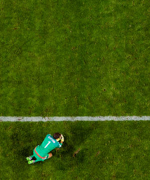 Sveriges målvakt Andreas Isaksson deppar