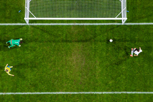 Sveriges målvakt Andreas Isaksson ser på när Österrikes