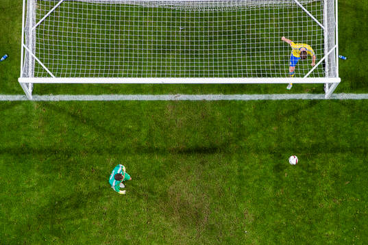 Sveriges målvakt Andreas Isaksson och Sveriges Kim