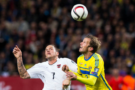 Österrikes Marko Arnautovic i kamp om bollen med Sveriges