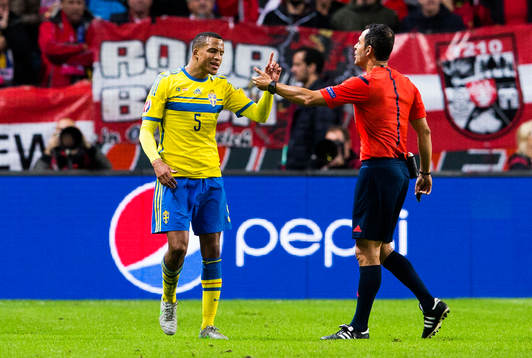 Sveriges Martin Olsson reagerar på domare Miroslav Tulinger