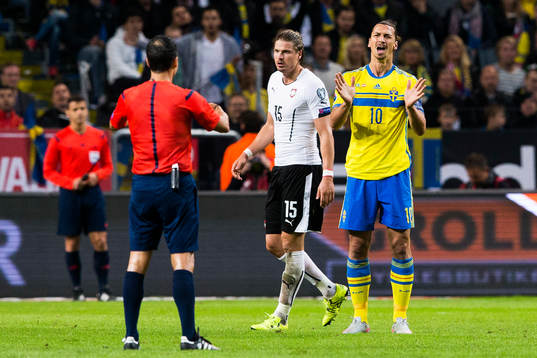 Sveriges Zlatan Ibrahimovic reagerar på domare Miroslav