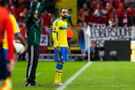Sveriges Abdul Khalili väntar på att bli inbytt