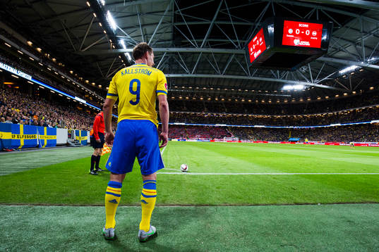Sveriges Kim Källström med en hörna