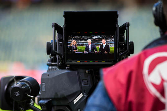 s Karin Frick, Hans Backe och Simon Bank i studion