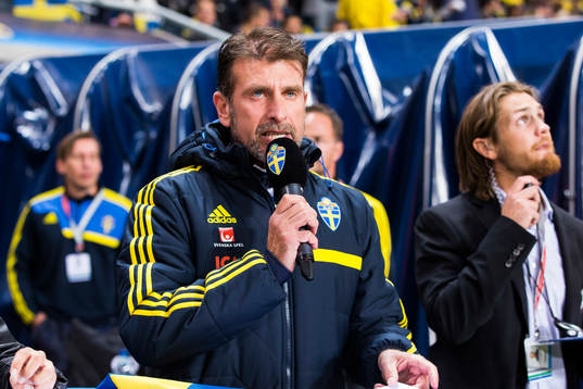 Speaker Roberto Vacchi innan fotbollsmatchen i EM-kvalet