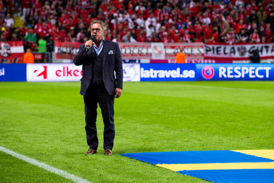 Tommy Körberg sjunger