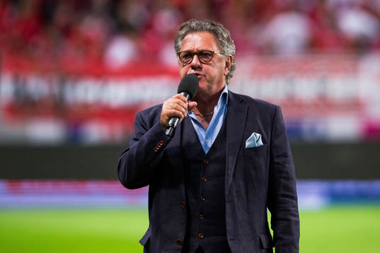 Tommy Körberg sjunger