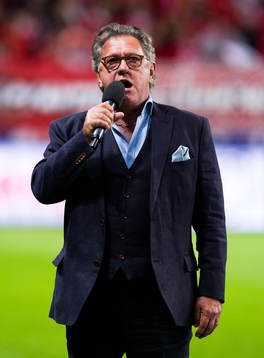 Tommy Körberg sjunger