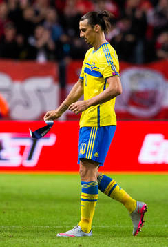 Sveriges Zlatan Ibrahimovic tar av sig kaptensbindeln
