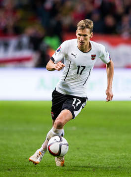 Österrikes Florian Klein med bollen