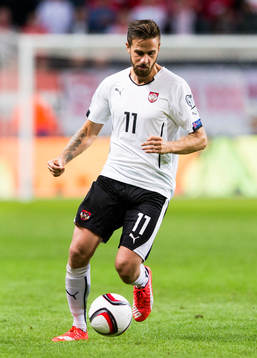 Österrikes Marek Harnik med bollen